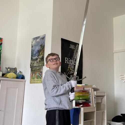 Junge mit Schwert