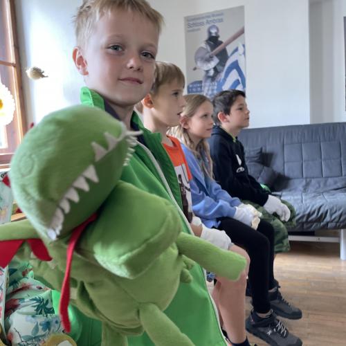 Handpuppe Drache mit Kindern 