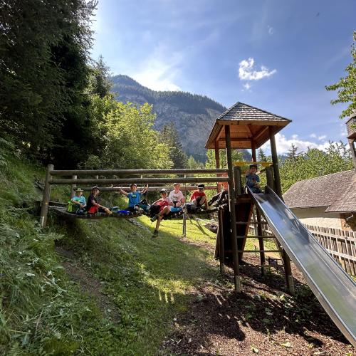 Kinder auf Spielplatz 