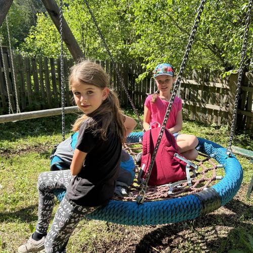 2 Mädchen auf Netzschaukel