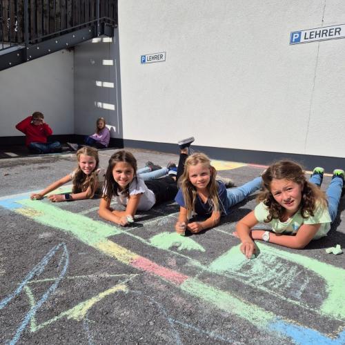 Mobilitätstag - Mädchen beim Bemalen der Straße