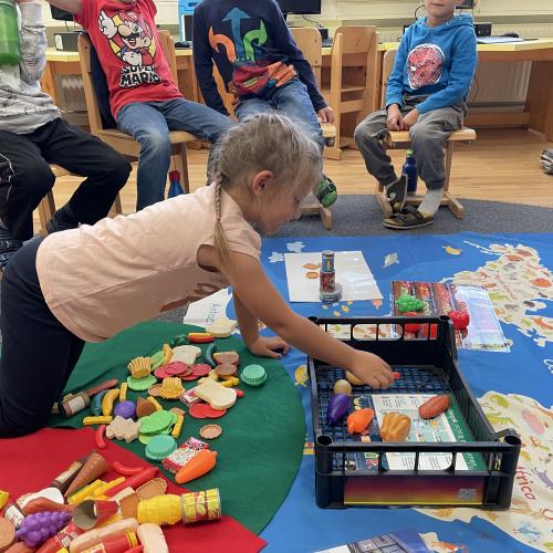 Kind beim Sortierspiel 