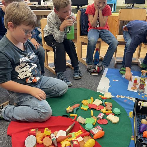 Kind beim Sortierspiel 