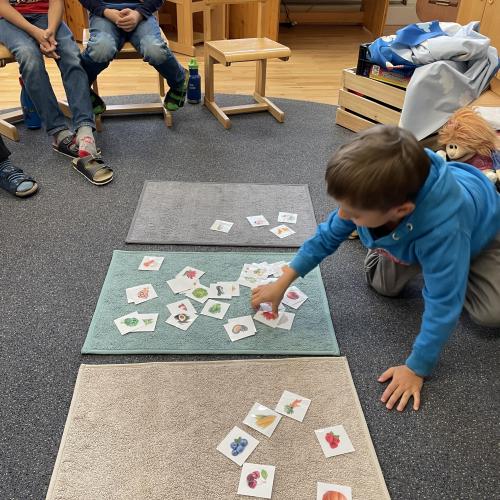 Kind beim Sortierspiel 