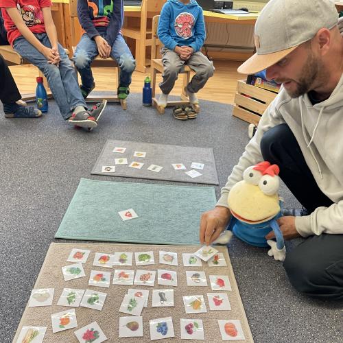 Klassenmaskottchen Flex beim Sortierspiel 