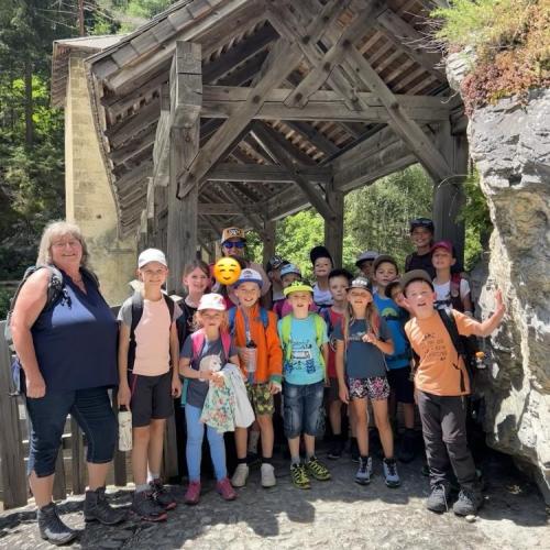 Gruppenfoto vor Brückenturm