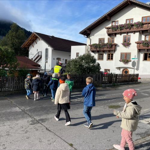 Kinder beim Überqueren der Straße