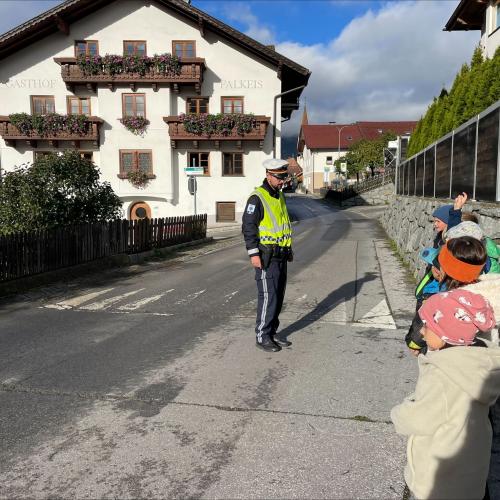 Polizist und Kinder am Schutzweg