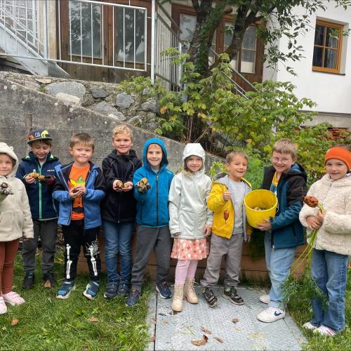 Gruppenfoto vor dem Hochbeet