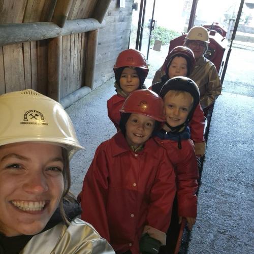 Lehrerin und Kinder im Silberbergwerk