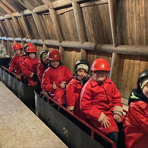 Gruppenfoto auf dem Zug ins Silberbergwerk
