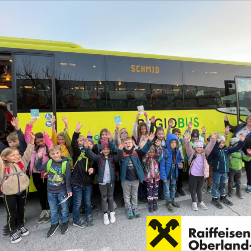 Gruppenfoto vor dem Reisebus 