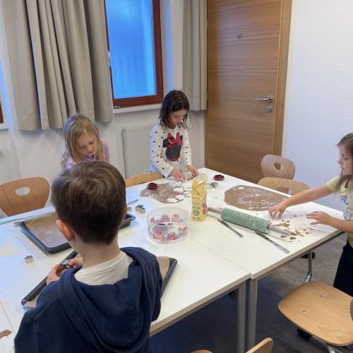 Kinder beim Keksebacken