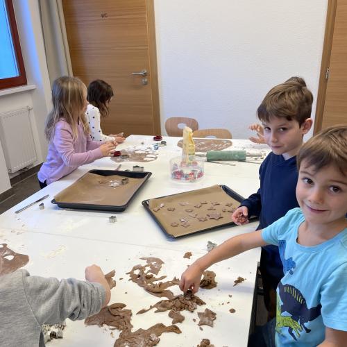Kinder beim Keksebacken