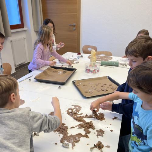 Kinder beim Keksebacken