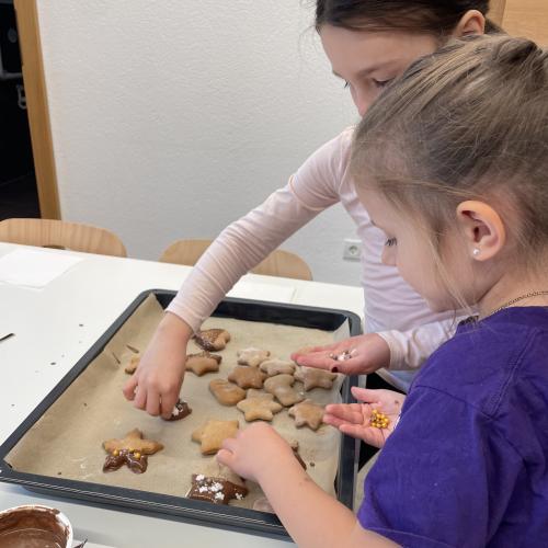 Kinder beim Keksebacken