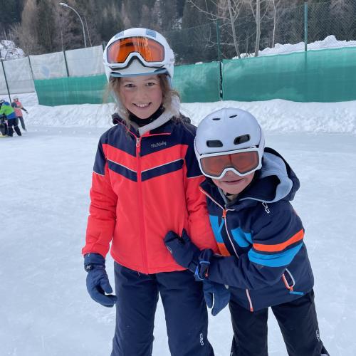 Kinder beim Eislaufen 