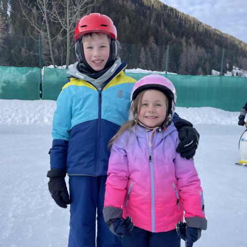 Kinder beim Eislaufen 
