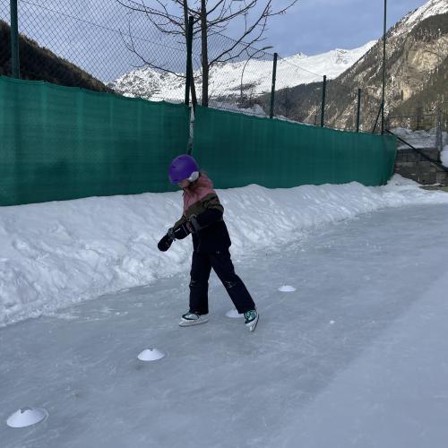 Kind beim Eislaufen 
