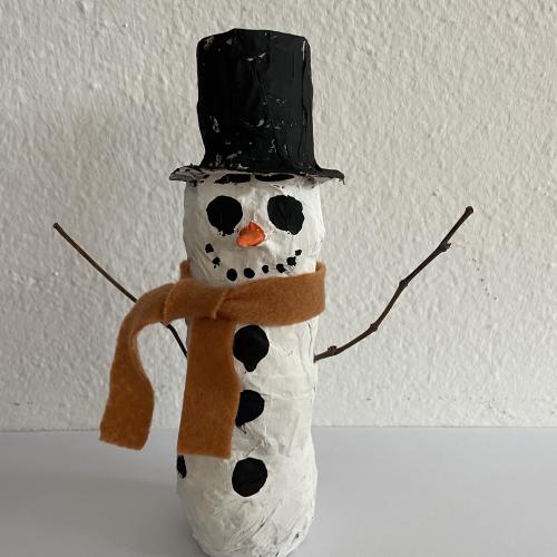 Schneemann aus Pappmache