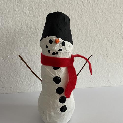 Schneemann aus Pappmache