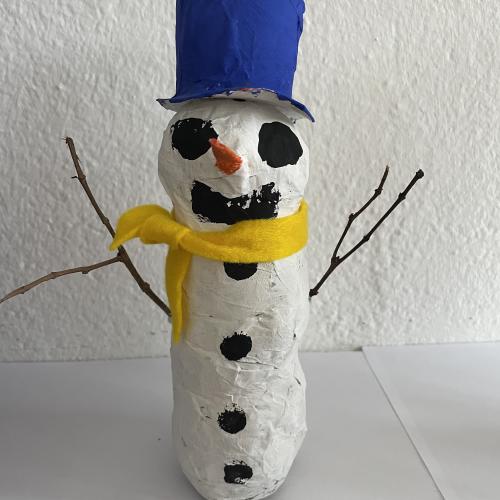 Schneemann aus Pappmache