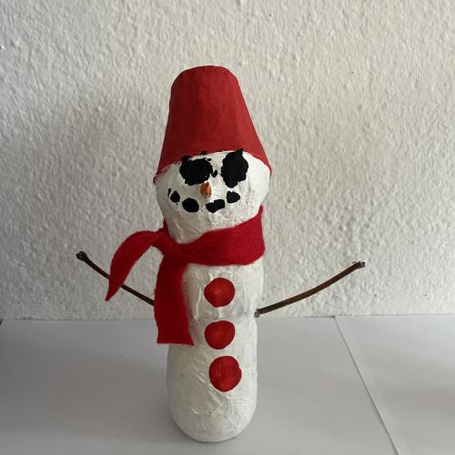 Schneemann aus Pappmache