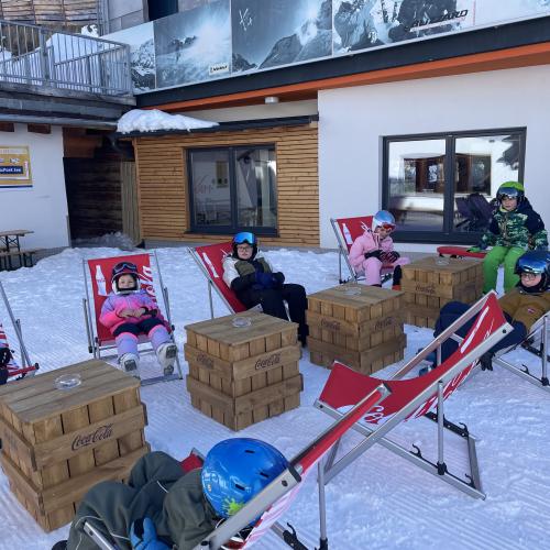 Kinder auf Liegestühlen vor dem Restaurant 