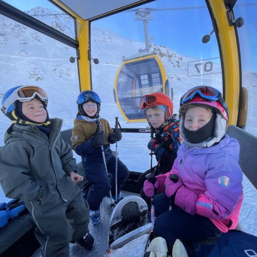 Kinder in der Gondel 