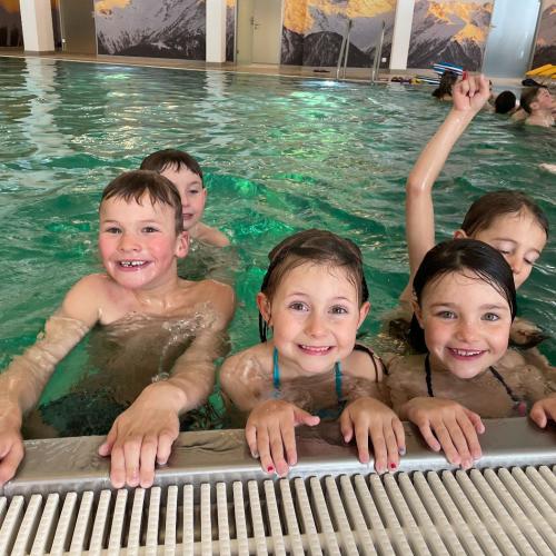 Kinder im Schwimmbad 