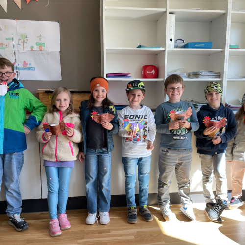 Gruppenfoto Kinder mit Huhn