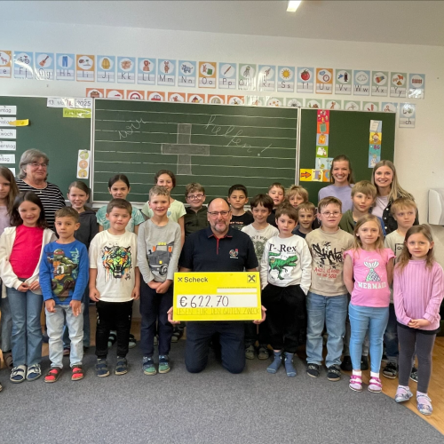 Gruppenfoto Spendenübergabe Jugendrotkreuz