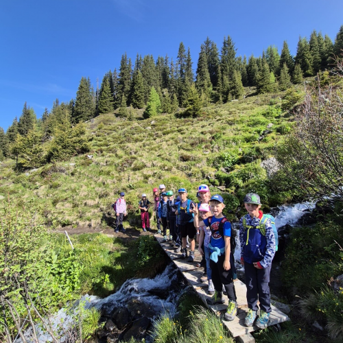Gruppenfoto auf Brücke