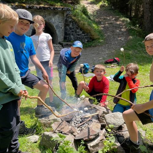 Kinder beim Marshmallow-Grillen