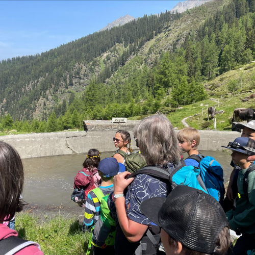 Kinder und Lehrpersonen vor dem Überlaufbecken