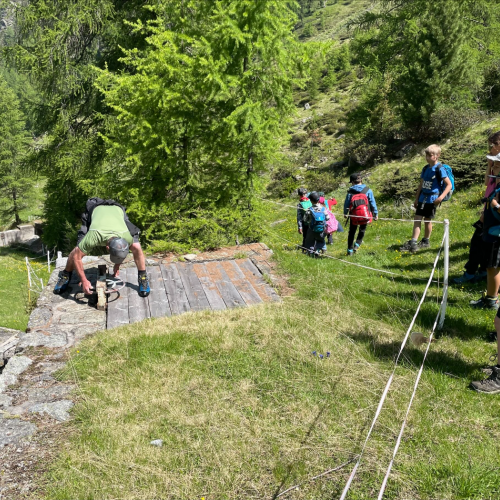 Andreas beim Öffnen des Schiebers 