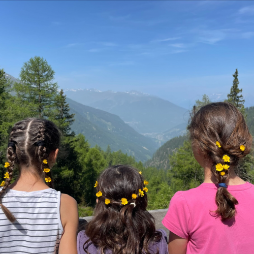 Mädchen mit Blumen in den Haaren