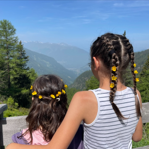Mädchen mit Blumen in den Haaren