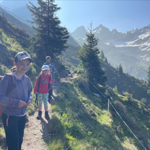 Kinder vor Bergkulisse