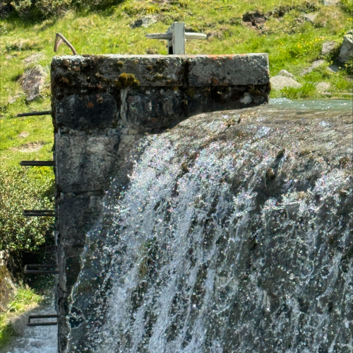 Wasser Überlaufbecken