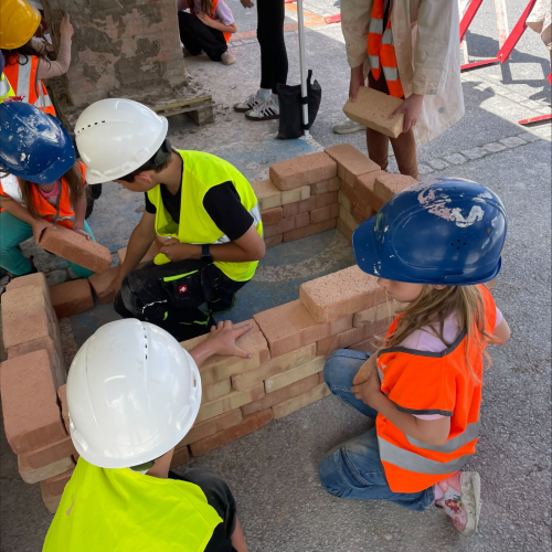Kinder beim Mauersetzen 