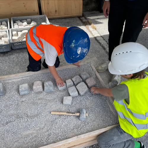 Kinder beim Pflastern 