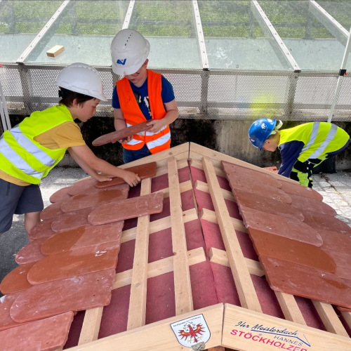 Kinder beim Dachdecken