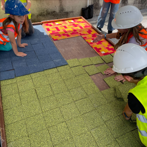 Kinder beim Bodenlegen
