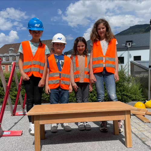 Kinder mit zusammengebauter Bank