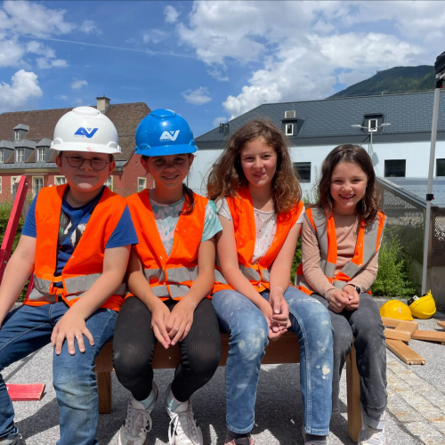 Kinder sitzen auf der zusammengebauten Bank