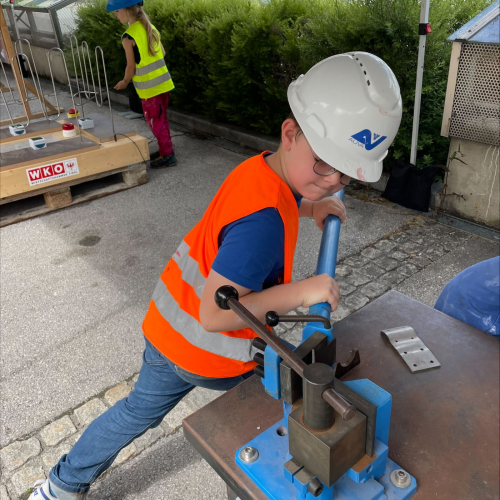 Kind beim Metallbiegen 