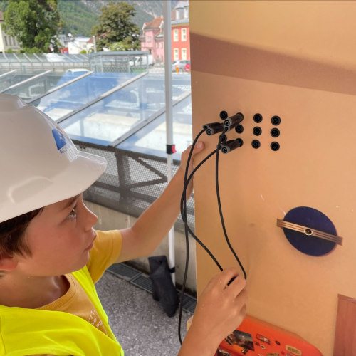 Kind bei der Elektrikstation