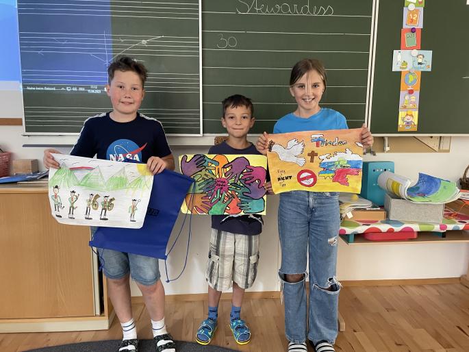 Sieger:innen der 2. Klasse 1. Platz: Frieden für die die Ukraine 2. Platz: Hände als Zeichen des Zusammenhalts 3. Platz: Kauner Musi