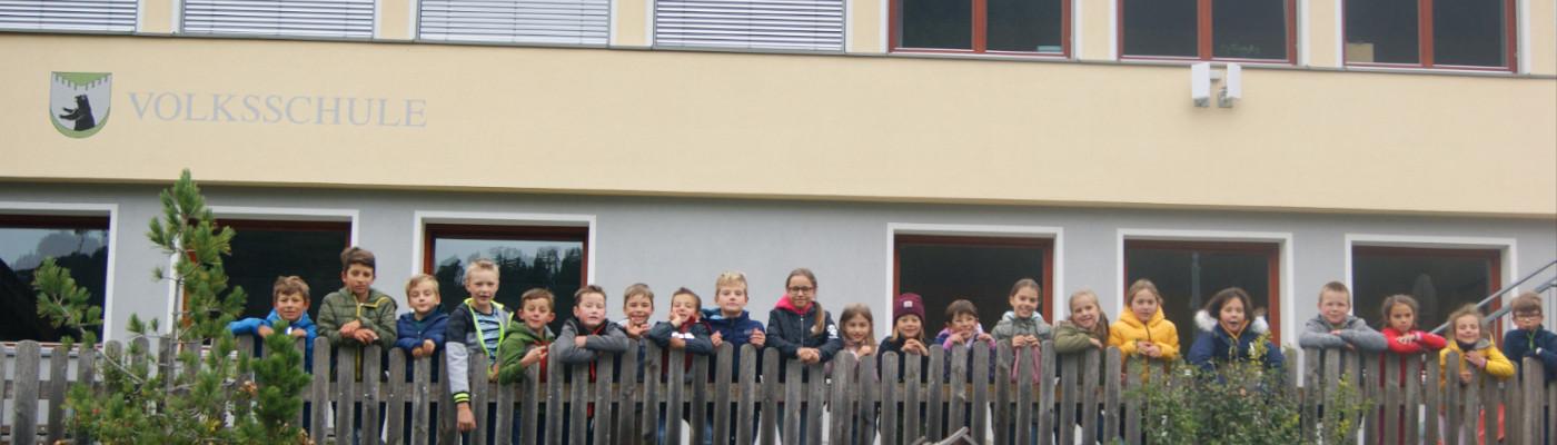 Kinder der Volksschue Kauns, am Zaun vor dem Schulhaus.